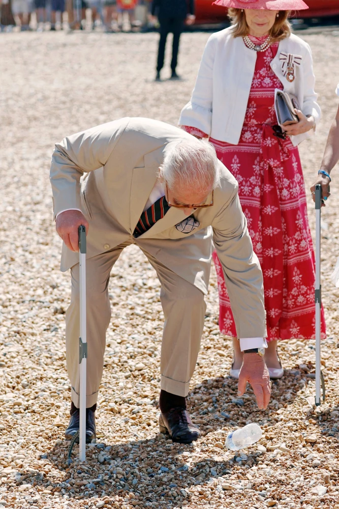          Ο βασιλιάς Κάρολος μάζεψε σκουπίδια σε παραλία / Reuters     