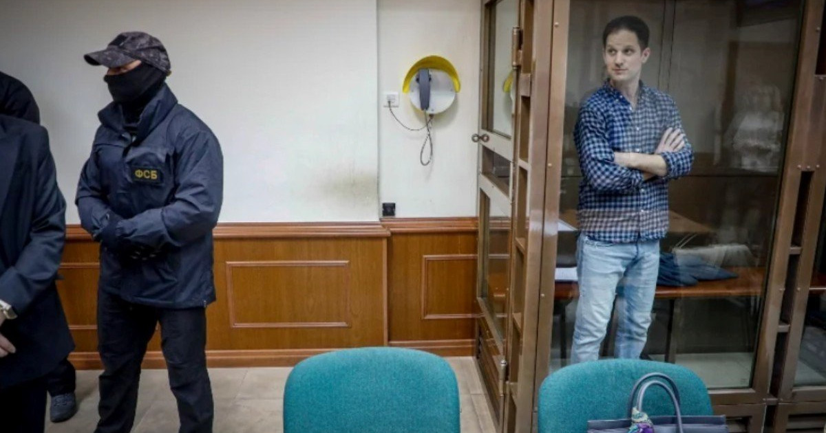 Ρωσία Στο δικαστήριο σε γυάλινο κλουβί ο δημοσιογράφος της Wall Street Journal Απερρίφθη η