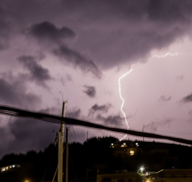 Σόου κεραυνών στη βόρεια Ελλάδα - Εντυπωσιακές εικόνες από το Νέο Πετρίτσι Σερρών
