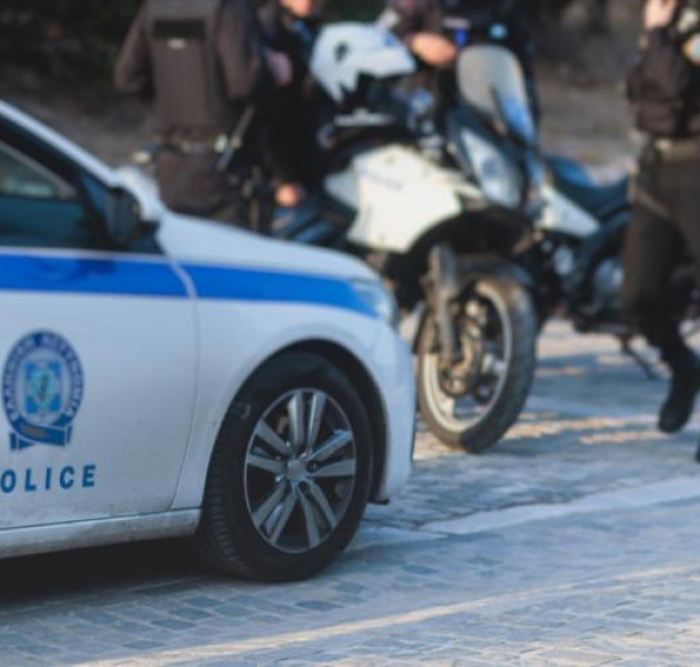 Συνελήφθη αστυνομικός με παράνομα όπλα και 8.000 ευρώ: Εξετάζεται η εμπλοκή του σε κύκλωμα εκβιαστών