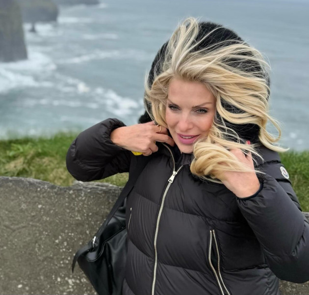 Ελένη Μενεγάκη: Την πήρε και τη σήκωσε - Το άλμπουμ των διακοπών της στην Ιρλανδία