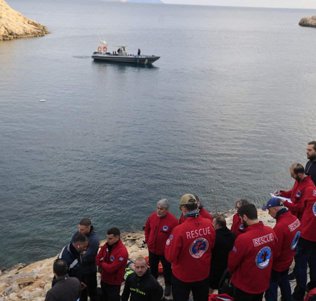 Βουλιαγμένη: Τέταρτη μέρα ερευνών - Τι λέει δύτης που είχε βουτήξει στο «πηγάδι του διαβόλου»