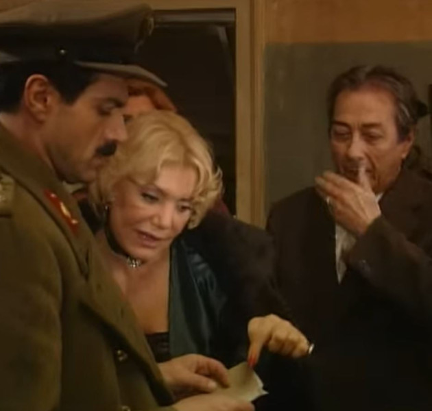 Μαρινέλλα: Η Μαρίκα Σουέζ που έκλεψε την παράσταση στη σειρά «Ύστερα ήρθαν οι μέλισσες»