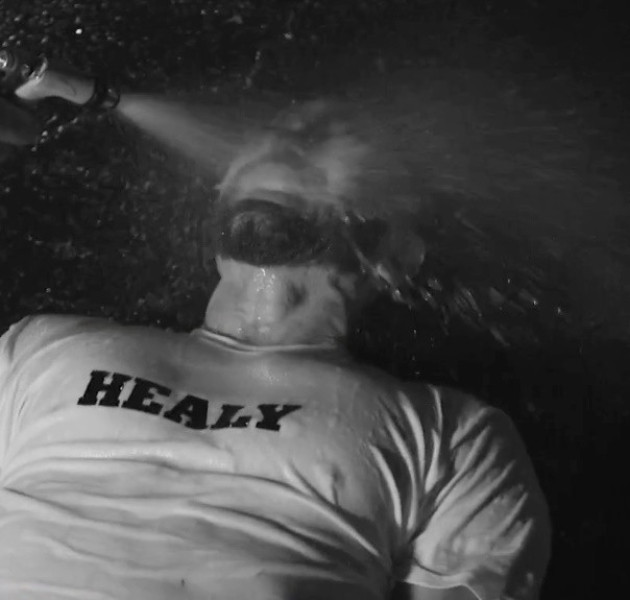 «Στρατόπεδα αρρενωπότητας»: Πόσα πληρώνουν άνδρες για να γίνουν «alpha males» - Οι δοκιμασίες