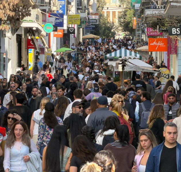 «Βουλιάζει» η Ερμού από κόσμο: Τι ώρα κλείνουν καταστήματα και σούπερ μάρκετ