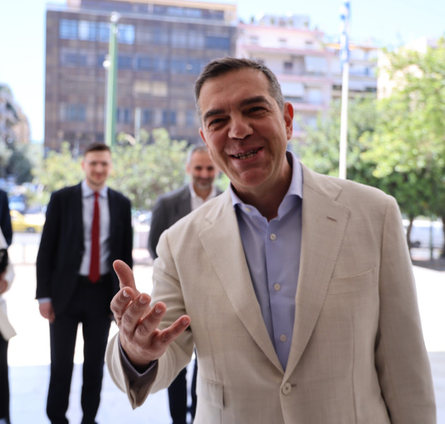 «Κανείς σε first class, όποιος θέλει να κάνει ηλεκτρονική εγγραφή»- Ψυχρολουσία σε ΣΥΡΙΖΑ από Τσίπρα