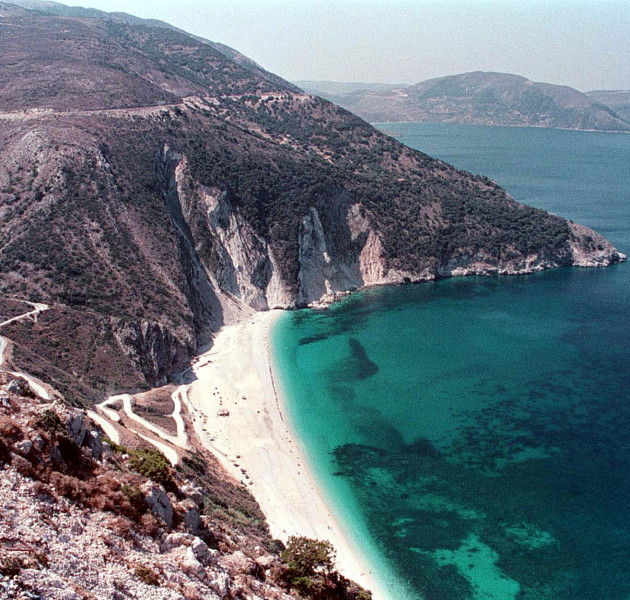 Κεφαλονιά: Κατολίσθηση στην παραλία του Μύρτου - Βράχια και χώματα έπεσαν μπροστά σε λουόμενους