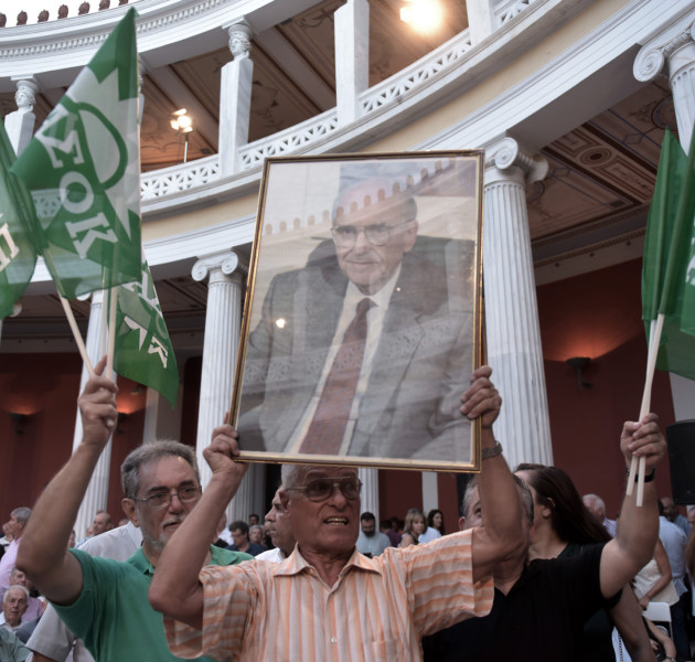 3η Σεπτέμβρη: Μαζική συγκέντρωση και «σκηνικό γιορτής» από τη Χαριλάου Τρικούπη για την ανατροπή