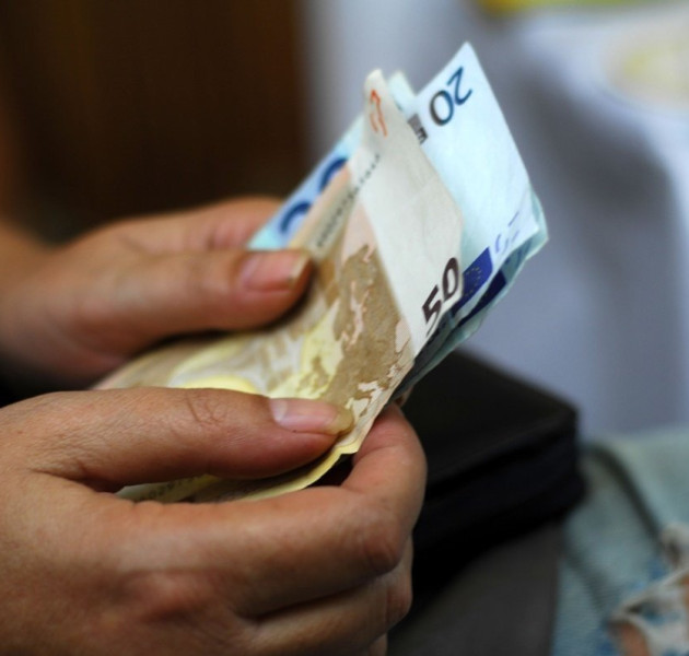Διπλό πακέτο στη ΔΕΘ: Κατώτατος μισθός πάνω από 950€ και νέα μείωση ασφαλιστικών εισφορών το 2027