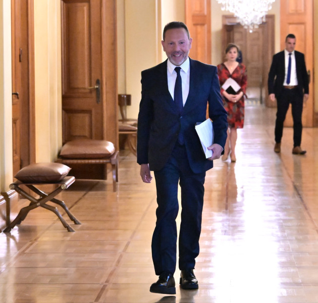 Ακριβή στέγη, λιγότερες γεννήσεις - Η διπλή προειδοποίηση Στουρνάρα