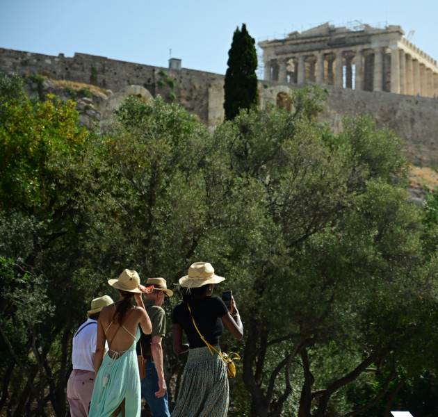 Λιγότερες ημέρες, περισσότερα ευρώ: Το νέο παράδοξο του ελληνικού τουρισμού