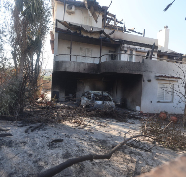 Η Κερατέα μετρά τις πληγές τις: Στάχτη και αποκαΐδια άφησε πίσω της η πύρινη λαίλαπα - Εικόνες σοκ