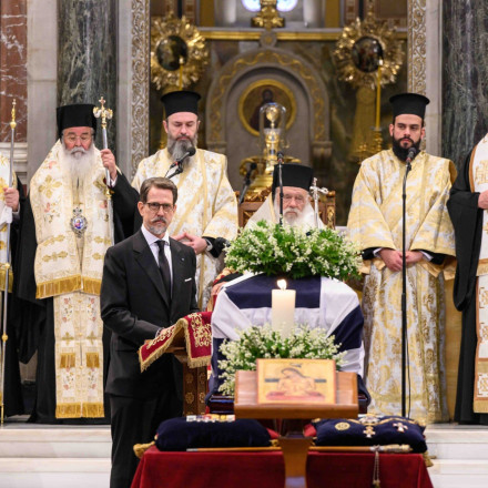 Κηδεία τέως βασιλιά Κωνσταντίνου: Γιατί μνημονεύτηκε ως «βασιλέας ημών» στη Μητρόπολη