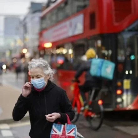 Βρετανία: Σύσταση για μάσκα σε όσους «δεν αισθάνονται καλά» - Γρίπη και Covid απειλούν παιδιά και ενήλικες