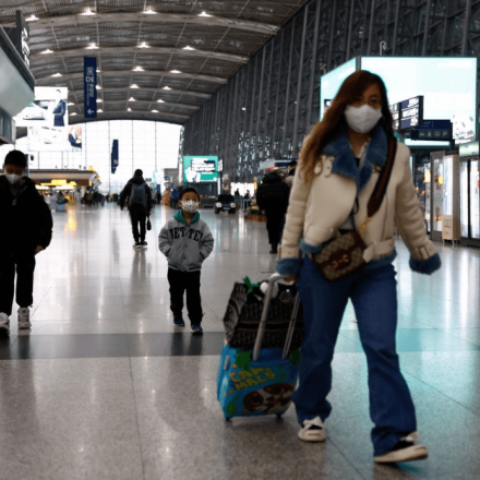 ΕΕ για Covid-19: Αυστηρή σύσταση για μάσκες και test στους επιβάτες από Κίνα