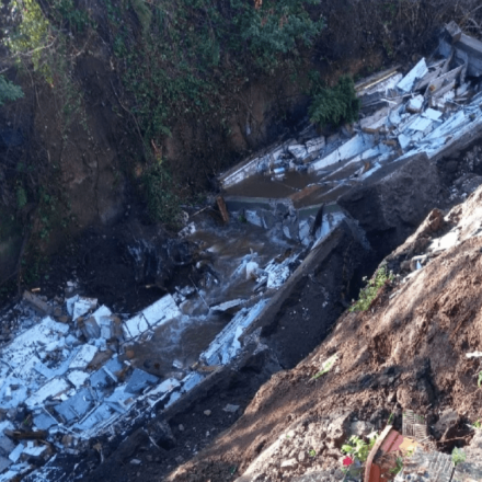 Κακοκαιρία στην Ιταλία: Κατάρρευσε νεκροταφείο – Φέρετρα και τεφροδόχοι σε χαράδρα [vid+pics]