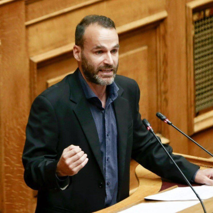 Γκιόκας (ΚΚΕ): Ο θεσμός της μοναρχίας κρίθηκε ιστορικά και πετάχτηκε στα σκουπίδια από τον λαό