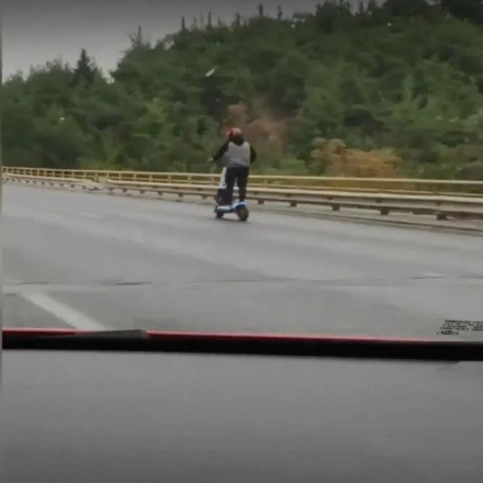 Έτρεχε με 100 χλμ/ώρα στον περιφερειακό πάνω σε ηλεκτρικό πατίνι!