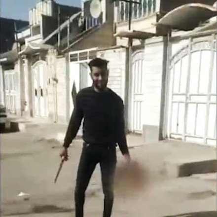 Ιράν: Εξωφρενικά μικρή η ποινή για τον άντρα που αποκεφάλισε τη σύζυγό του και περιέφερε το κεφάλι της χαμογελαστός