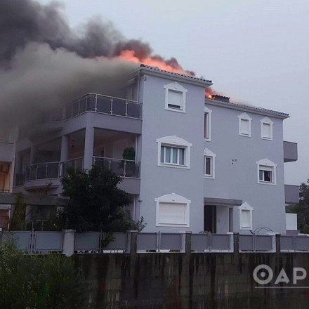 Καλαμάτα: Φωτιά σε σπίτι από κεραυνό - Μεγάλες ζημιές [vid]