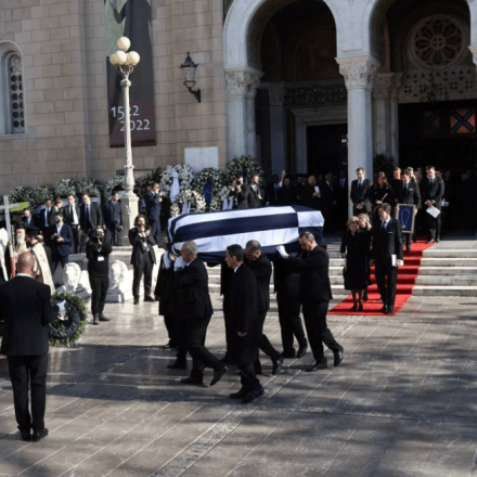 ΣΥΡΙΖΑ για Μητσοτάκη: Υποκλίθηκε σήμερα κανονικότατα στην έκπτωτη βασιλεία