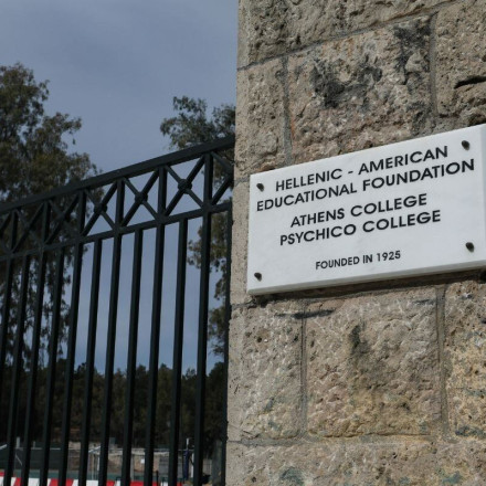Άνδρας εισέβαλε με μαχαίρι στο Κολλέγιο Αθηνών