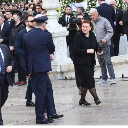 Κηδεία τέως βασιλιά Κωνσταντίνου: Γιουχαρίστηκαν Πικραμμένος και Μενδώνη στη Μητρόπολη [vid]