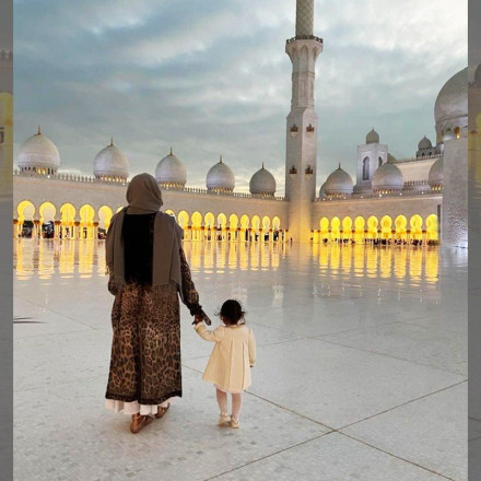 Ναόμι Κάμπελ: Mε μαντήλα στο Αμπού Ντάμπι - Οι σπάνιες φωτογραφίες με την κόρη της