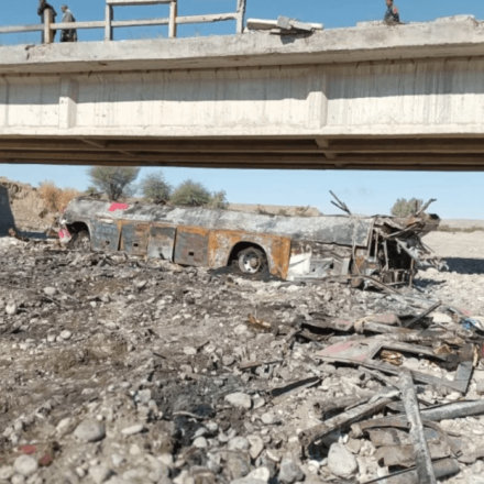 Διπλή τραγωδία στο Πακιστάν: 41 νεκροί από πτώση λεωφορείου - 10 παιδιά νεκρά από ανατροπή σκάφους [vids]