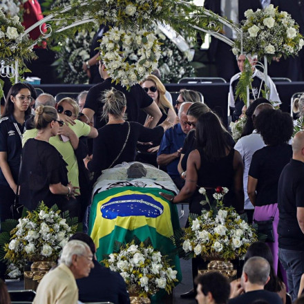 Πελέ: Τα «παρατράγουδα» στο «ύστατο χαίρε» - Ο χαμογελαστές πόζες με τις κόρες του θρύλου και η σέλφι του Ινφαντίνο