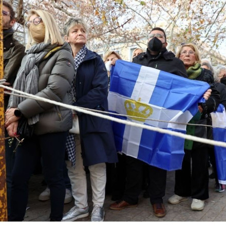 Κηδεία τέως Βασιλιά Κωνσταντίνου: Φωτογραφίες από το λαϊκό προσκύνημα στο παρεκκλήσι της Μητρόπολης