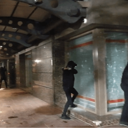 Ρουβίκωνας: Επίθεση με βαριοπούλες σε γραφεία εταιρείας στη Νέα Σμύρνη [vid]