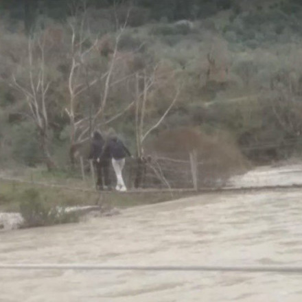 Θέρμο Αιτωλοακαρνανίας: Μαθητές διέσχισαν συρμάτινη γέφυρα πάνω από «φουσκωμένο» ποταμό