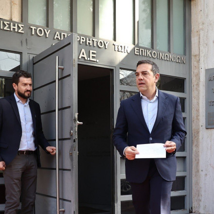 Σκάνδαλο υποκλοπών: Ο Τσίπρας δίνει αύριο στη Βουλή τα ονόματα από το πόρισμα της ΑΔΑΕ