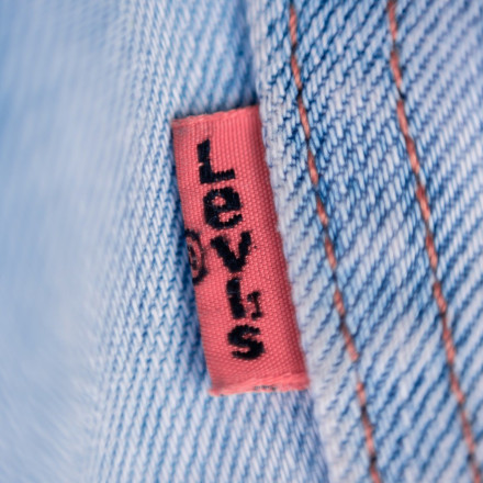 Levi's: Μειώνει το πλαστικό μιας χρήσης στις σακούλες προστασίας των ρούχων της, μέχρι το 2030