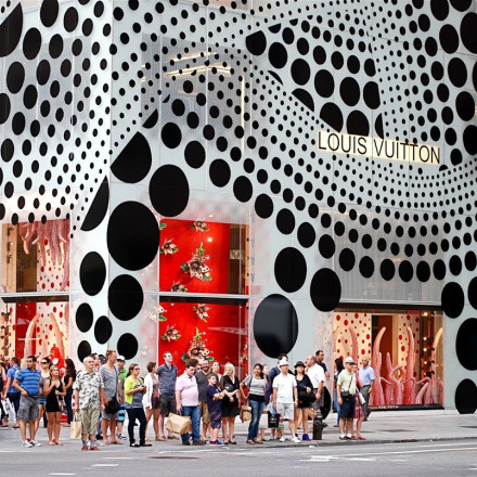 Louis Vuitton: Μια animatronic version της Yayoi Kusama σε βιτρίνα στη Νέα Υόρκη - Η συνεργασία τους για τη νέα συλλογή