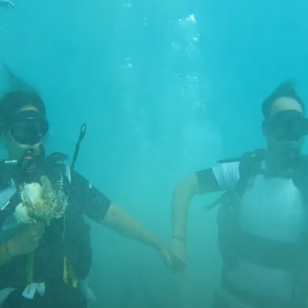 Αλόννησος: Ζευγάρι από τη Θεσσαλονίκη έκανε υποβρύχιο γάμο με πολλούς καλεσμένους