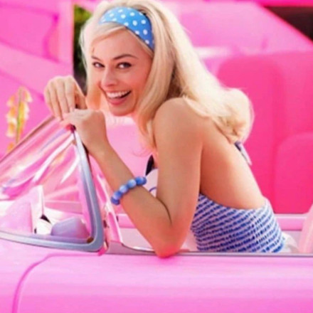 Barbie: Στην Σίφνο η Margot Robbie – Συνεχίζει το τουρ στην Ελλάδα με τον αγαπημένο της [pics]