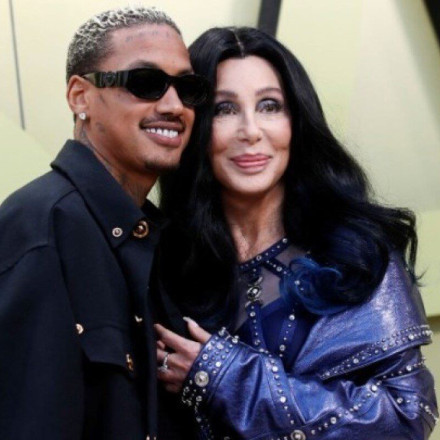 Cher: «Θα γίνω 80 ετών αλλά θα εξακολουθώ να φοράω τα τζιν μου» – Αποκαλύπτει το μυστικό της νεότητάς της