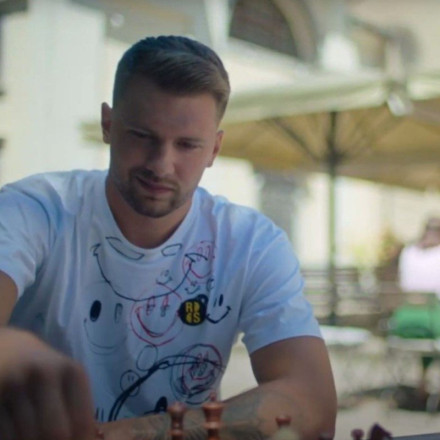 Mundobasket 2023: Ο Ντόντσιτς παίζει σκάκι στην διαφημιστική καμπάνια της FIBA