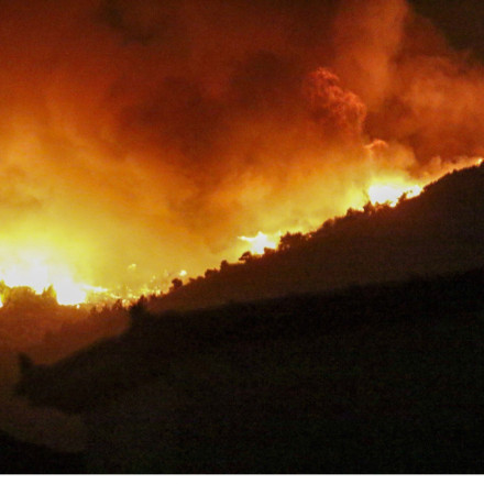 Έβρος: Τέταρτη νύχτα κατακαίει η φωτιά την Αλεξανδρούπολη – Μάχη με τις φλόγες σε Ροδόπη και Καβάλα [vids]