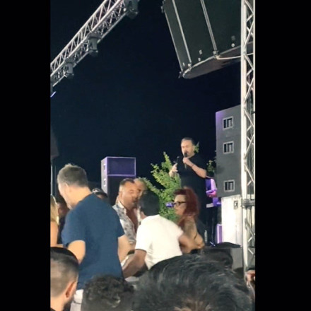 Σταμάτης Γονίδης: «Έπεσε ξύλο» σε πανηγύρι που εμφανίστηκε - Ο εκνευρισμός του τραγουδιστή [vid]