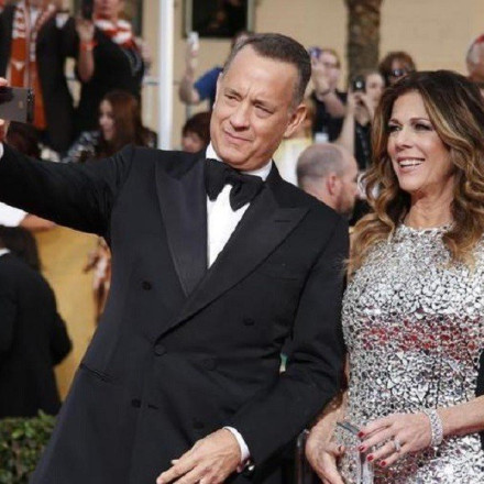 Τομ Χανκς: Στην Πάρο με τη σύζυγό του και φίλους τους – Δείτε βίντεο