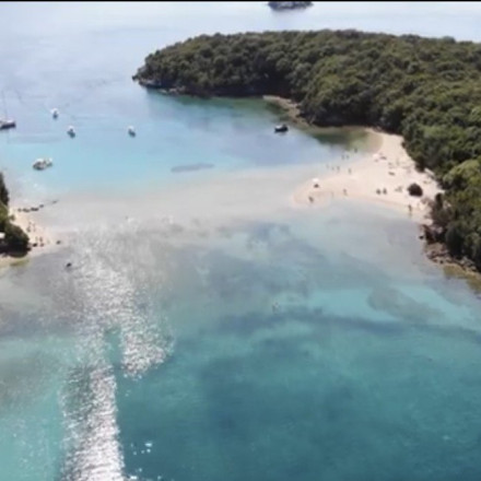 Δείτε την εξωτική παραλία με το περίεργο όνομα και το νησάκι που πας με τα πόδια