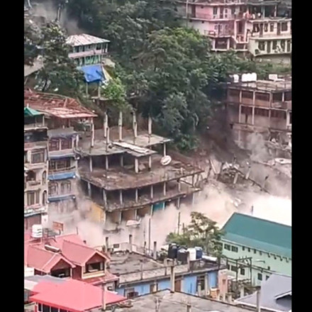 Ινδία: Κτήρια καταρρέουν σαν τραπουλόχαρτα από κατολισθήσεις - Φόβοι για εγκλωβισμένους [vids]