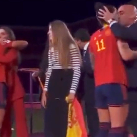 FIFA: Πειθαρχική διαδικασία εναντίον του Ρουμπιάλες για το φιλί στην Ερμόσο