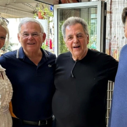 Μπομπ Μενέντεζ: Με την σύζυγό του στην Αθήνα – Γευμάτισαν με τον Τζορτζ Τσούνη στην Πλάκα