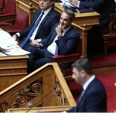 Μητσοτάκης – Ανδρουλάκης: Φραστικό επεισόδιο στη Βουλή για τις φωτιές σε Έβρο και Ροδόπη