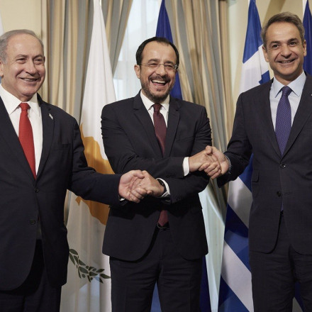 «Στα κάγκελα» τα τουρκικά μέσα για την τριμερή: «Κάστρο από άμμο που περικυκλώνει την Τουρκία»