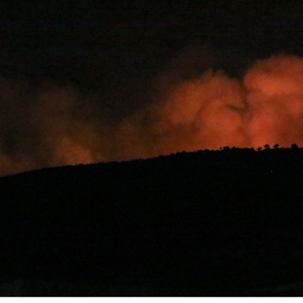 Νύχτα αγωνίας στην Πάρνηθα: Η φωτιά κατακαίει σε χαράδρα – Επί ποδός οι δυνάμεις πυρόσβεσης [vids]